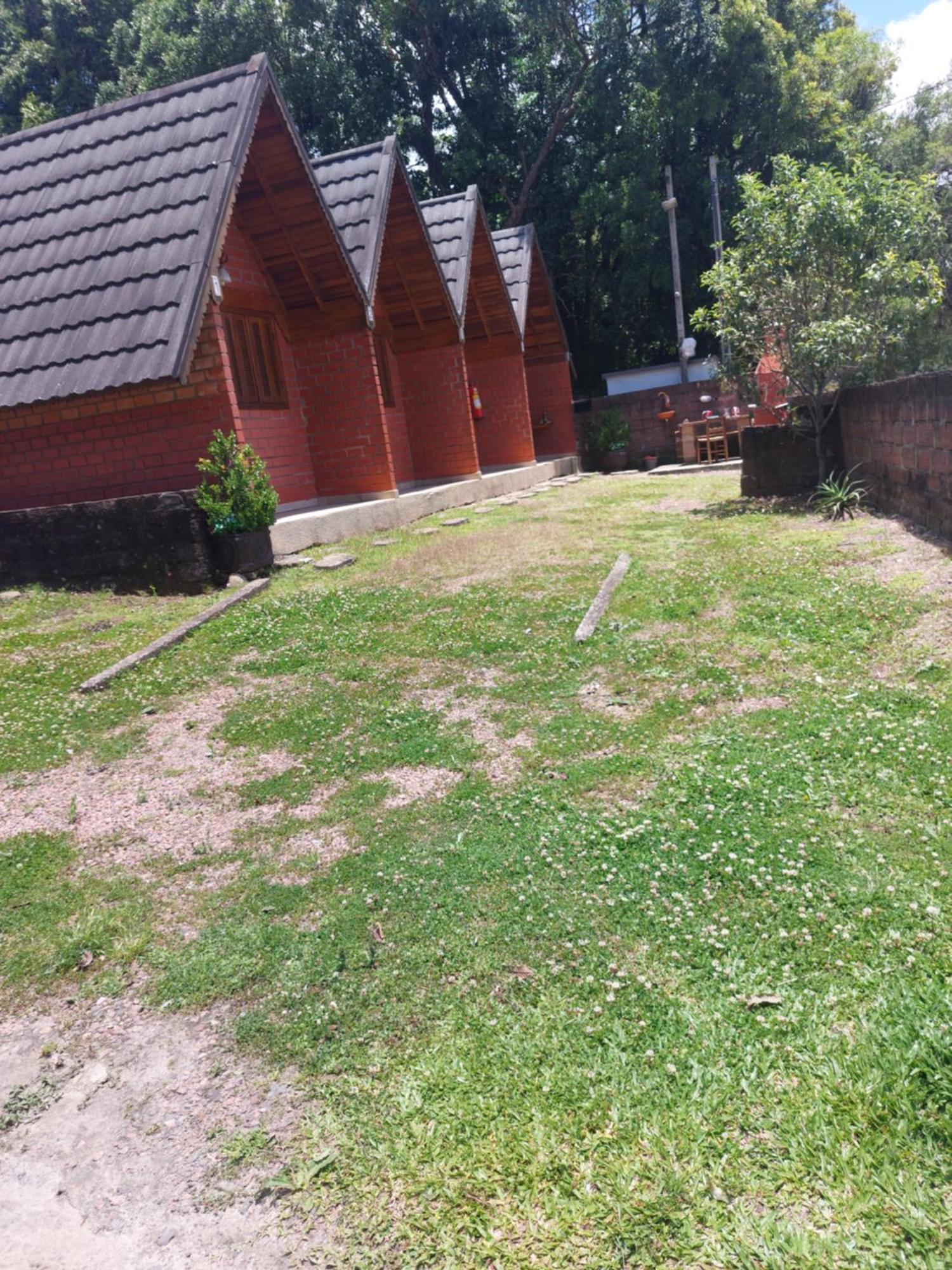 Pequena Pousada Pernottare Estacionamento Frente E Lado Publico Privado Грамаду Екстериор снимка
