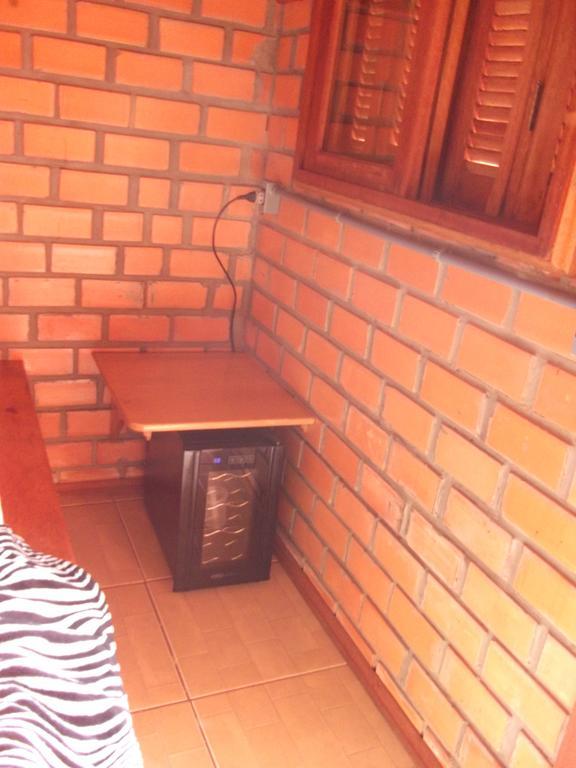 Pequena Pousada Pernottare Estacionamento Frente E Lado Publico Privado Грамаду Стая снимка